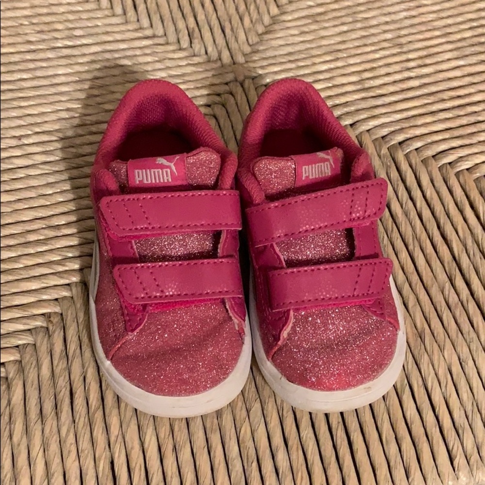 Pink glitter pumas